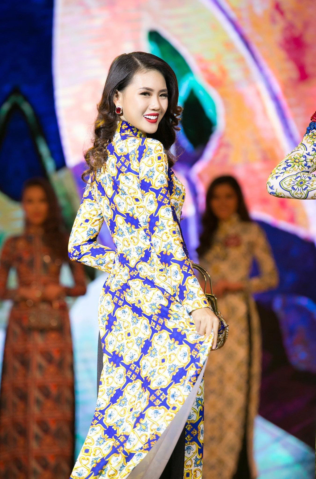 Nữ sinh 19 tuổi đăng quang Miss Áo dài Việt Nam World 2017